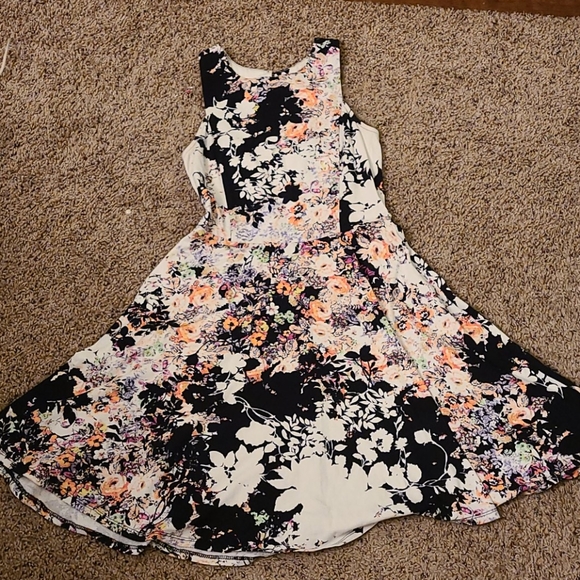 Like new floral sleeveless sundress - Picture 3 of 9
